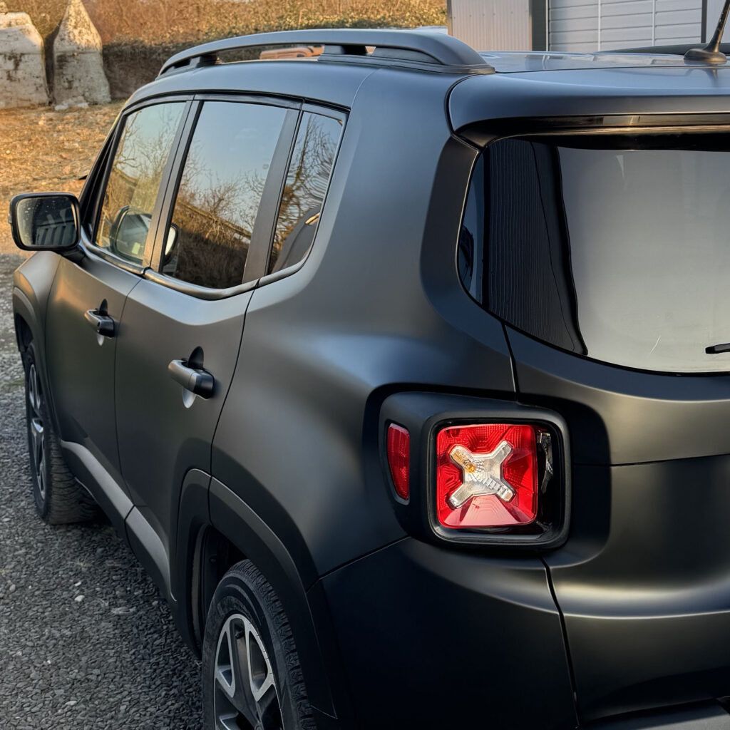 Beispiel für eine schwarz Matte Folierung an einem Jeep